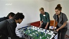 Studenten und Flüchtlinge beim Kickern | Bild: Bayerischer Rundfunk