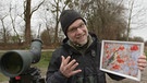 Thomas Gerl und ein Bild vom Seidenschwanz | Bild: BR Fernsehen