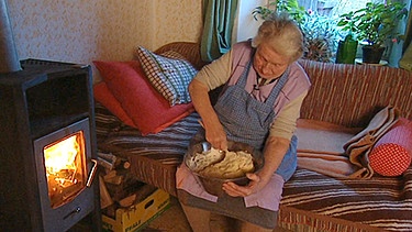 Die Loibl Emma beim Zubereiten des Teigs für die Auszog'nen. | Bild: Bayerischer Rundfunk 2022