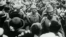 Historische Schwarzweiß-Aufnahme, die bayerische Soldaten zeigt, wie sie in den Krieg gegen Frankreich ziehen | Bild: Bayerischer Rundfunk