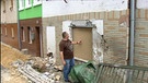 Anwohner Gerhard Sachsenweger vor seinem zerstörten Haus | Bild: Bayerischer Rundfunk