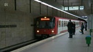 U-Bahn fährt ein, wartende Menschen am Bahnsteig | Bild: Bayerischer Rundfunk