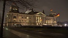 Bundestag in abendlicher Belaeuchtung von außen | Bild: Bayerischer Rundfunk 2018
