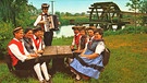Personen sitzen vor dem Wasserrad auf alter Postkarte in Hausen | Bild: BR Fernsehen