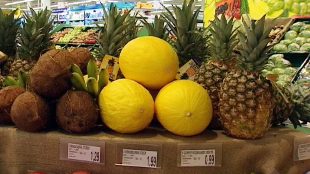 Obststand in einem Supermarkt | Bild: BR