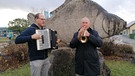 Musiker vor Karpfenstatue | Bild: BR Fernsehen