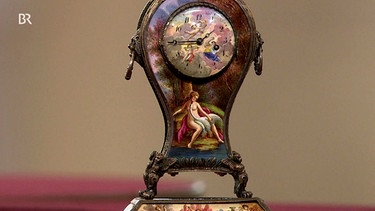 Das Werk dieser Uhr in klassischer Pendulenform stammt aus dem 18. Jahrhundert, gefertigt vom Pariser Uhrmachermeister Matignon, das bunte Gehäuse aber ist ein Produkt des 19. Jahrhunderts.
Geschätzter Wert: 2.000 bis 2.500 Euro | Bild: Bayerischer Rundfunk