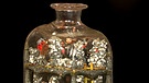 Nicht ohne Grund werden Objekte wie diese Flasche, gefertigt um 1900 im Erzgebirge, auch "Geduldsflaschen" genannt. Wie gelangt ein mehrstöckiges Bergwerk da bloß hinein? Geschätzter Wert: 300 bis 500 Euro  | Bild: Bayerischer Rundfunk