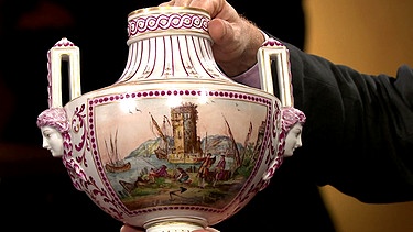 Henkelvase. Der Porzellanhersteller Carl Thieme aus Potschappel hat sich für seine um 1920 entstandene Potpourri-Vase im klassizistischen Stil durchaus von anderen Manufakturen inspirieren lassen. Welche da wären? Geschätzter Wert: 300 Euro  | Bild: Bayerischer Rundfunk