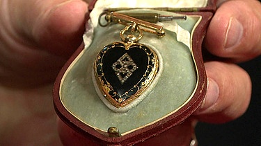 Herzuhr. Diese filigrane herzförmige Uhr in schwarzem Emaille mit eingesetzten Diamanten ist nicht nur hübsch und symbolträchtig, sondern war um 1850/60 auch eine technische Meisterleistung. Geschätzter Wert: 800 bis 1.200 Euro | Bild: Bayerischer Rundfunk