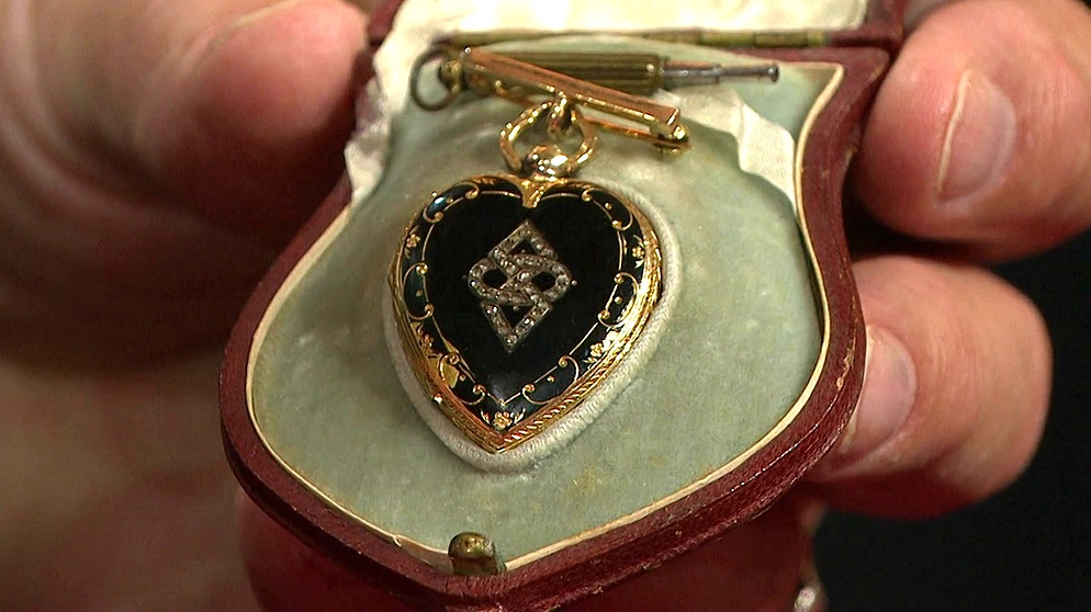 Herzuhr. Diese filigrane herzförmige Uhr in schwarzem Emaille mit eingesetzten Diamanten ist nicht nur hübsch und symbolträchtig, sondern war um 1850/60 auch eine technische Meisterleistung. Geschätzter Wert: 800 bis 1.200 Euro | Bild: Bayerischer Rundfunk