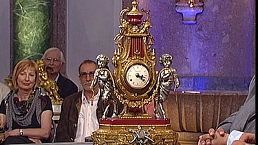 Eine historische Kaminuhr "Typ Luzifer"? Nein: Es ist eine Lyra-Uhr, wie sie unter der französischen Königin Marie Antoinette beliebt im 18. Jahrhundert waren. Diese historisierende Uhr stammt aus dem 20. Jahrhundert. Geschätzter Wert: 450 Euro | Bild: Bayerischer Rundfunk