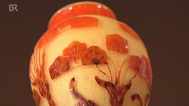 Kleine mehrfarbige Art Déco-Vase, die aus der Meisterhand der französischen Glaskünstler Ernest und Charles Schneider stammt. Das florale Dekor ist ausgeätzt und zeigt stilisiertes Zittergras. Wert: ca. 500 Euro | Bild: Bayerischer Rundfunk