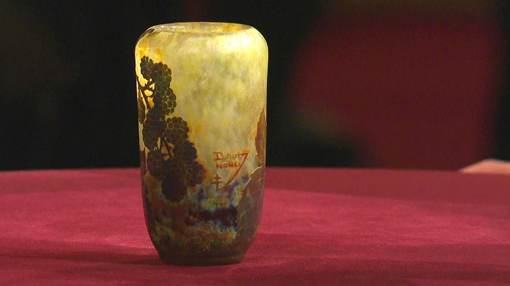 Diese kleine Vase mit herbstlichem Dekor wurde zwischen 1900 und 1905 in Nancy von Daum-Frères gefertigt, eine der führenden Glasmanufakturen des französischen Jugendstils. Geschätzter Wert: 1.500 bis 1.800 Euro  | Bild: Bayerischer Rundfunk