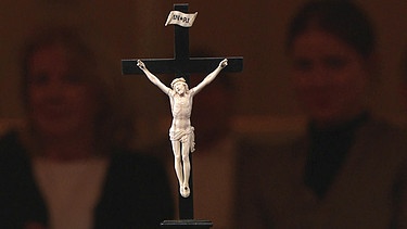 Kruzifix. Der barocke Elfenbein-Christus aus dem 18. Jh. und das Kreuz aus schwarz lackiertem Holz bilden eine sog. "Mariage". Woran erkennt der Fachmann, dass sie eigentlich nicht zusammengehören? Geschätzter Wert: 1.800 bis 2.100 Euro  | Bild: Bayerischer Rundfunk