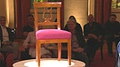 Leier-Stuhl. Das Motiv der Rückenlehne gibt diesem Biedermeier-Möbel seinen Namen: Leierstuhl. Er bezeugt ein humanistisches Bildungsideal – und wäre doch fast im Feuer gelandet. Geschätzter Wert: 1.000 bis 1.200 Euro (für das Fünferset) | Bild: Bayerischer Rundfunk