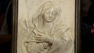 Marmorrelief. Welcher nord- bzw. oberitalienische Bildschnitzer hat wohl um 1760/70 diese Maria immaculata so meisterlich als Relief in (Carrara-) Marmor gehauen? Geschätzter Wert: ab 7.000 Euro (mit Zuschreibung: ab 10.000 Euro) | Bild: Bayerischer Rundfunk
