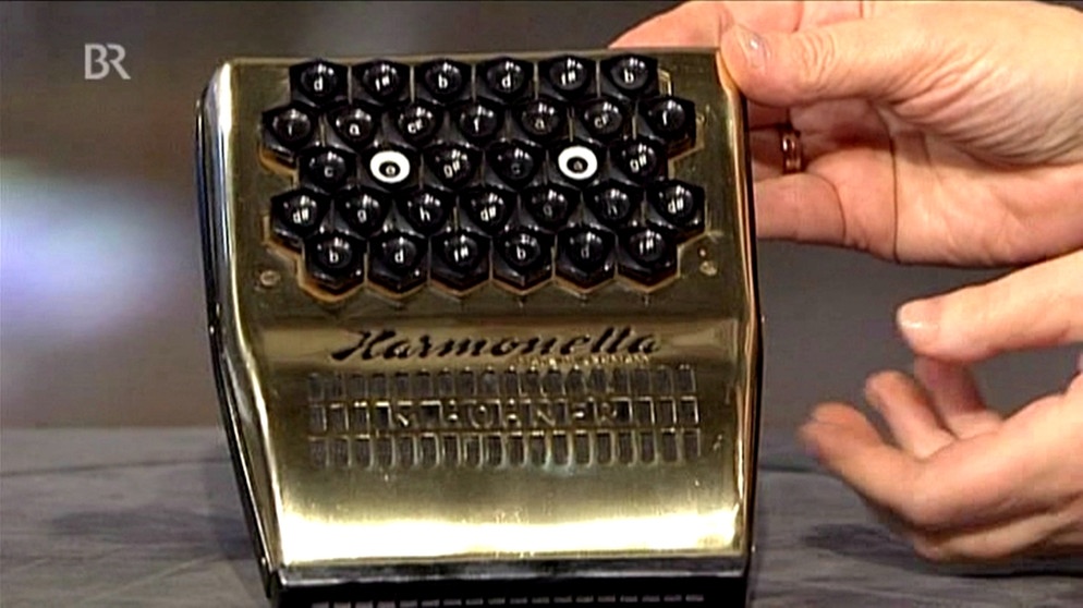 Silbern glänzende Harmonetta von M. Hohner. Eine Mundharmonika, die durch Tonknöpfe, die einer Schreibmaschinentastatur ähneln, erweitert wurde und somit ein viel größeres Tonspektrum bietet. Geschätzter Wert: 250 Euro | Bild: Bayerischer Rundfunk