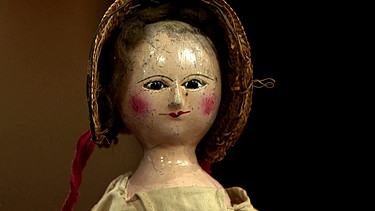 Puppe "Queen Anne". Wieso ist der Körper dieser Holzpuppe im Queen-Anne-Stil, eine der frühen englischen Spielpuppen aus der Zeit um 1770/1780, im Gegensatz zur feinen Kleidung verhältnismäßig grob geschnitzt? Geschätzter Wert: ab 7.000 Euro | Bild: Bayerischer Rundfunk