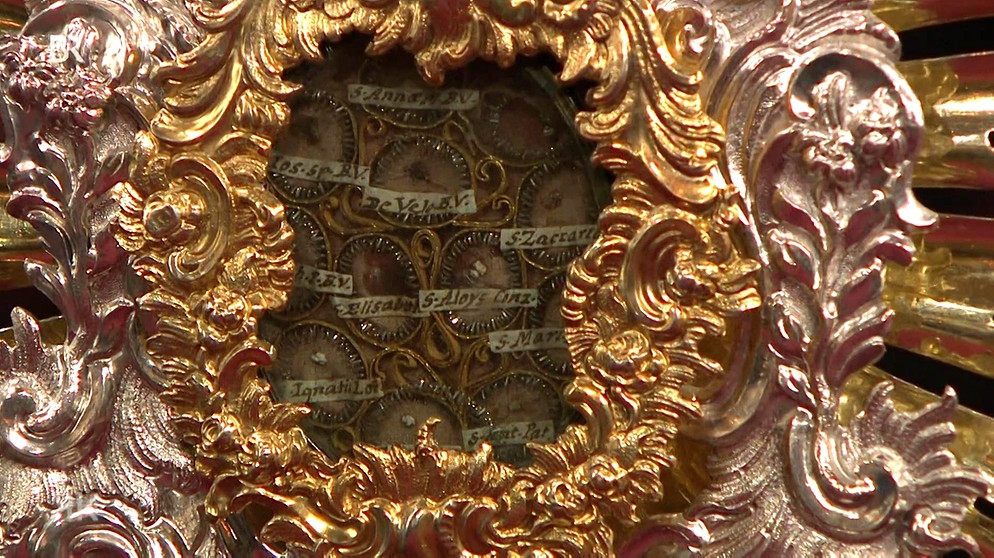 Reliquien-Monstranz. Diese spätbarocke Reliquien-Monstranz wurde um 1760 in München von einem Meister mit der Marke "MW" gefertigt und birgt zahlreiche Reliquien. Wozu dienten sie? Geschätzter Wert: 1.500 bis 1.800 Euro  | Bild: Bayerischer Rundfunk