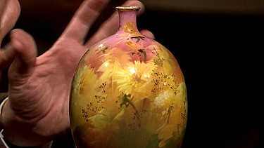 Vase mit floralem Dekor. In Thüringen gefunden, in England produziert: Der Dekor dieser ungewöhnlichen Vase aus den 1890er-Jahren besticht durch eine Art Impressionismus und erinnert nicht von ungefähr an Fotografie … Geschätzter Wert: ab 500 Euro  | Bild: Bayerischer Rundfunk