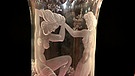 Transparente Vase: Zwei nackte Damen und ein berühmter Glasdesigner: Professor Alexander Pfohl, der für solche Vasen auch namensgebend war. Was aber hat dieses verlockende Motiv mit dem persischen Schah zu tun? Geschätzter Wert: 800 bis 1.200 Euro  | Bild: Bayerischer Rundfunk