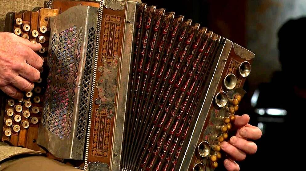 Ziehharmonika. Die Ziehharmonika stammt vom berühmten Instrumentenbauer Peter Stachl, der sie Anfang des 20. Jahrhunderts in Graz gefertigt hatte. Warum gehört sie zum Typus der sogenannten "Steirischen"? Geschätzter Wert: 800 bis 1.000 Euro | Bild: Bayerischer Rundfunk