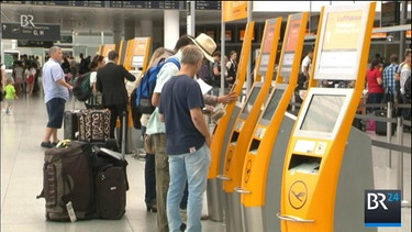 Am Lufthansa-Check-In | Bild: Bayerischer Rundfunk