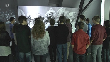 Schüler hören einen Vortrag im Memorium Nürnberger Prozesse | Bild: Bayerischer Rundfunk