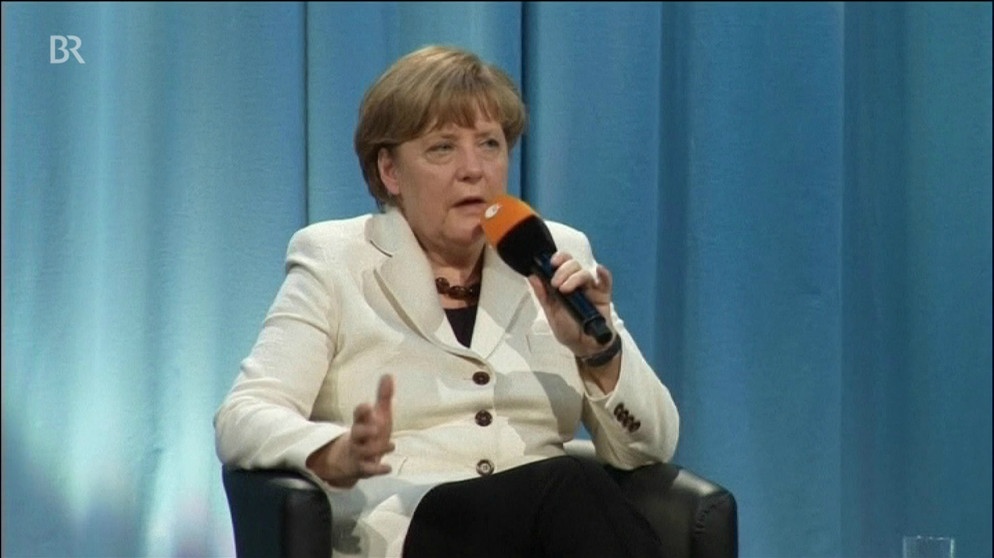 Merkel auf Podium | Bild: Bayerischer Rundfunk