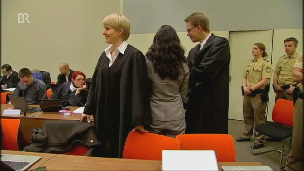 NSU-Prozess mit Beate Zschäpe mit dem Rücken zur Kamera und ihren Verteidigern | Bild: Bayerischer Rundfunk