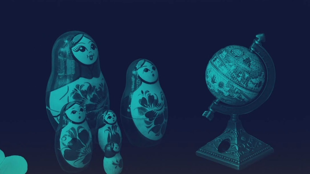 Symbolbild: links Matrjoschkas, ineinander schachtelbare russische Puppen; rechts ein Globus | Bild: BR, colourbox.com, picture-alliance/dpa; Montage: BR