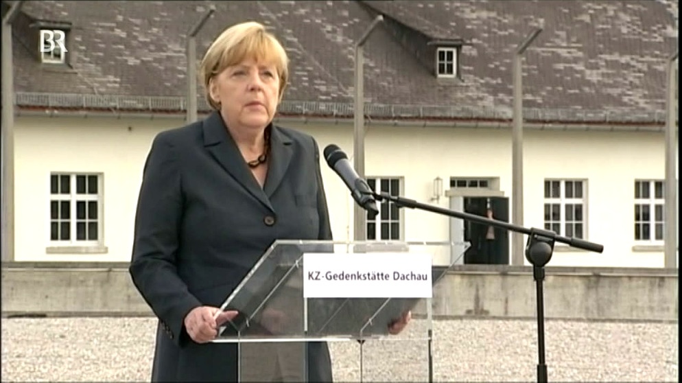 Angela Merkel zu Besuch in der KZ-Gedenkstätte Dachau | Bild: Bayerischer Rundfunk