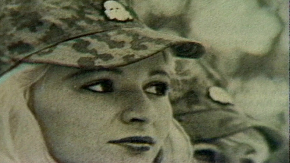 Frau mit Camourflage-Mütze | Bild: Bayerischer Rundfunk