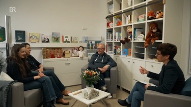 Familie Lübbe bei Claudia Lück vom Verein Lebensmut e.V. | Bild: Bayerischer Rundfunk 2024