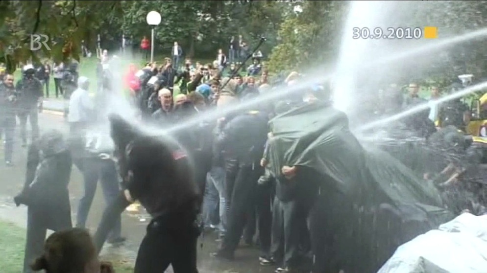 Die Polizei setzt Wasserwerfer gegen Demonstranten ein. | Bild: Bayerischer Rundfunk