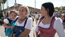 Reporterin Steffi Heiß trifft zwei Wiesn-Besucherinnen mit Kleinkind in Dirndln | Bild: Bayerischer Rundfunk 2023