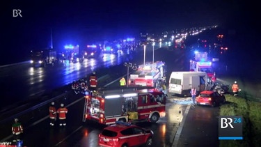 Feuerwehr- und Polizeiautos mit Blaulichtern auf der Autobahn A3 bei Nürnberg | Bild: Bayerischer Rundfunk
