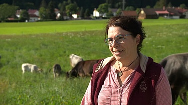 Christine Bajohr vom "KugelSüdhangHof" im Allgäu hat das Projekt "Kuh pro Klima" initiiert. Sie wollte nicht nur das Image von Kühen verbessern, sondern nachhaltige Bewirtschaftungsmethoden bekannter machen. | Bild: Bayerischer Rundfunk 2023