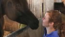 Tamara im Stall mit ihrem Pferd | Bild: BR Fernsehen