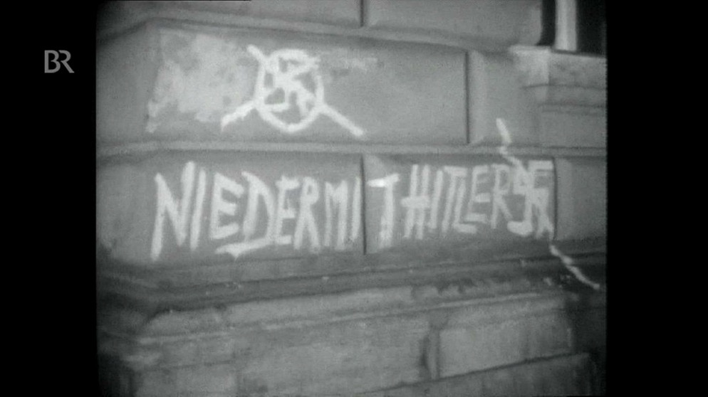 Parole "Nieder mit Hitler" an einer Hauswand | Bild: Bayerischer Rundfunk