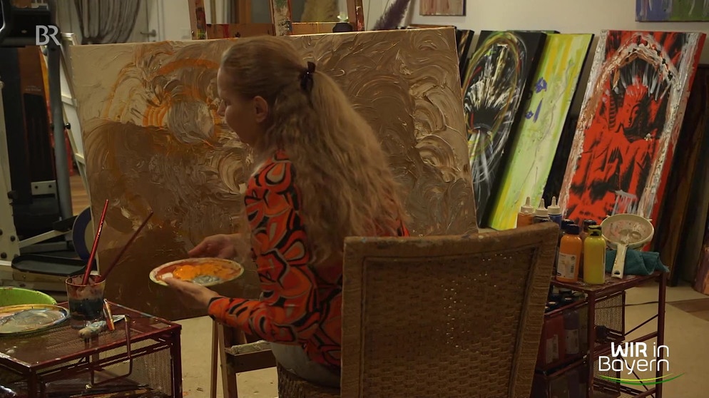 Künstlerin malt Gemälde | Bild: BR Fernsehen
