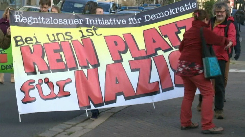 Bürger mit Plakat: "Kein Platz für Nazis" | Bild: Bayerischer Rundfunk