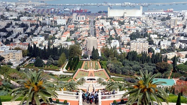 Blick auf die israelische Hafenstadt Haifa - im Vordergrund der Garten des Bahai World Centre.jpg | Bild: picture-alliance/dpa