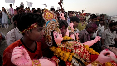 Gläubige tragen eine Statue der Göttin Durga | Bild: picture-alliance/dpa