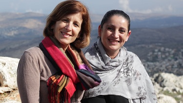Die israelische Jüdin Elisa Moed und die palästinensische Muslima Christina Samara organisieren gemeinsam kulinarische Reisen. | Bild: megaherz GmbH