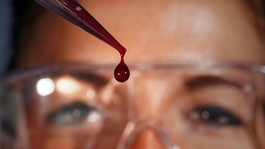 Wissenschaftlerin vom Institut für Pharmazie an der Friedrich-Schiller-Universität Jena lässt Blut von einer Pipette tropfen | Bild: picture-alliance/dpa
