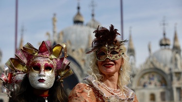 Verkleidete Karnevalsteilnehmer, bunte Masken auf dem Markusplatz | Bild: dpa-Bildfunk