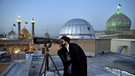Ramadan - Geistlicher schaut durch ein Teleskop | Bild: dpa-Bildfunk