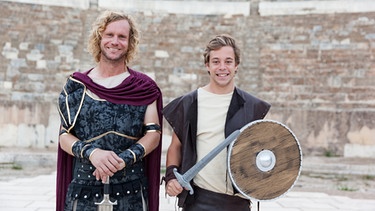 Checker Tobi mit Archäologe Heli als Gladiatoren in Ephesos. | Bild: BR/megaherz gmbh/Hans-Florian Hopfner